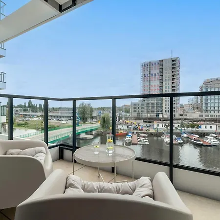 Stylish With River Views And Garage In By Renters アパート *