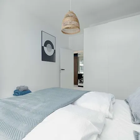 Stylish With River Views And Garage In By Renters アパート *