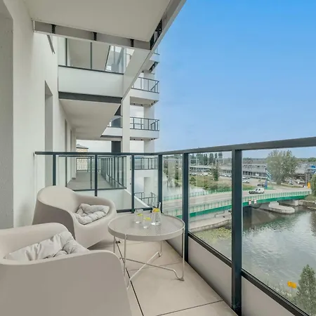 Stylish With River Views And Garage In By Renters *