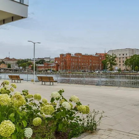 Stylish With River Views And Garage In By Renters *